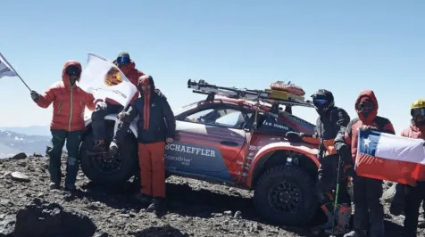 <h6><u>Porsche 911 Carrera sets altitude record on a Chilean volcano</u></h6>
